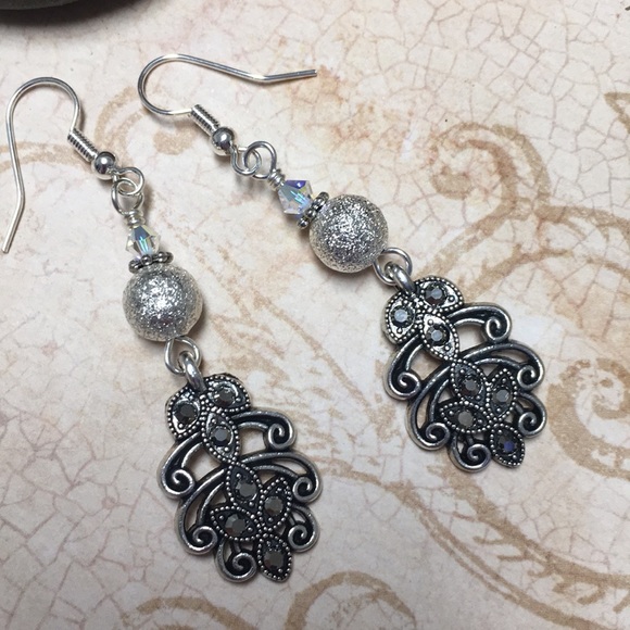 Black rhinestone & silver stardust long earrings - Picture 8 of 8